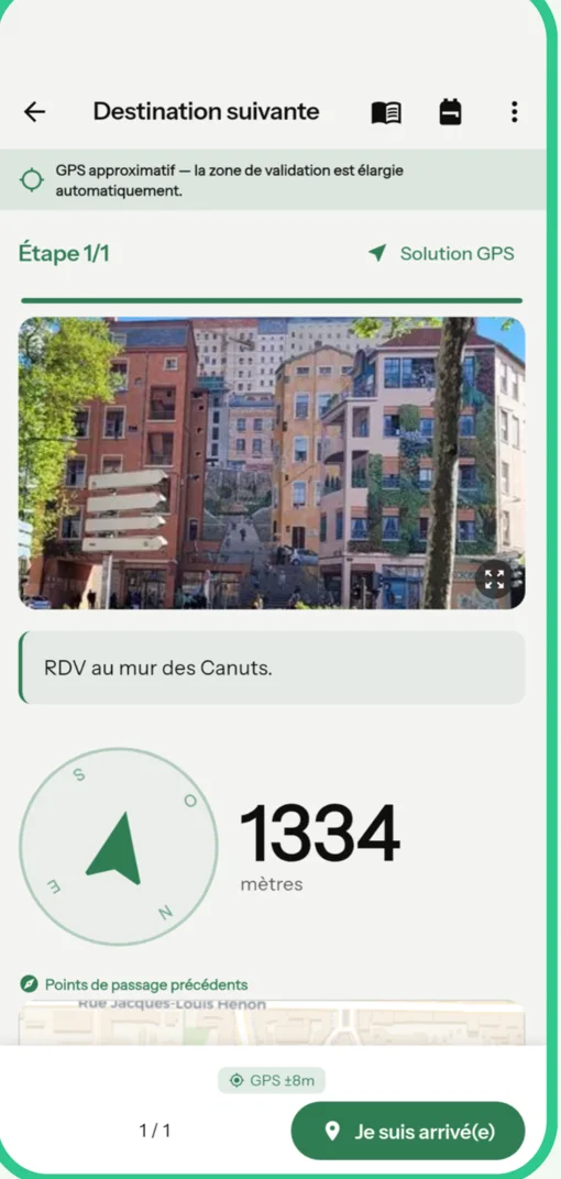 Écran de navigation de l'app : boussole et distance jusqu'à la prochaine étape